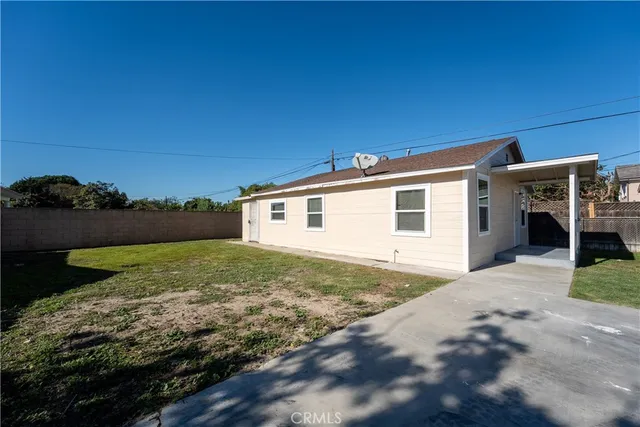 a view of back yard of the house