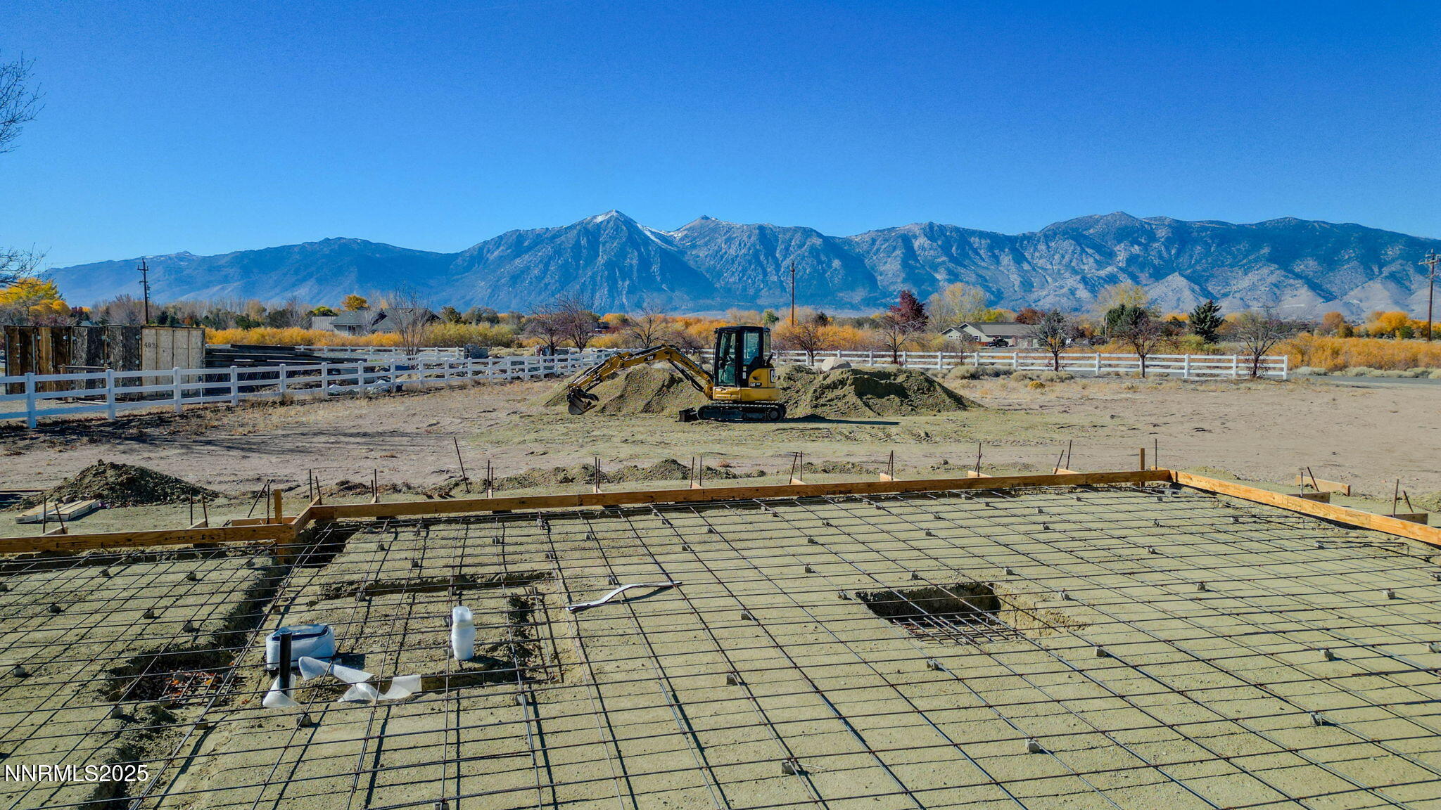 1527 Sanchez Road Gardnerville, NV 89410 - Photo 26 of 32 a view of a backyard and a tub