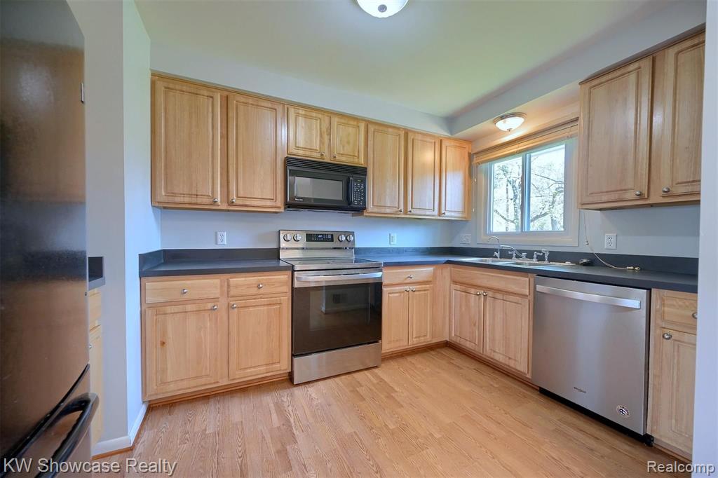 37711 Carson Street Farmington, MI 48331 - Photo 8 of 25