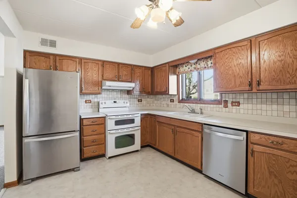 $219,900 | 11042 Theresa Circle, Unit 1C, Palos Hills, IL 60465