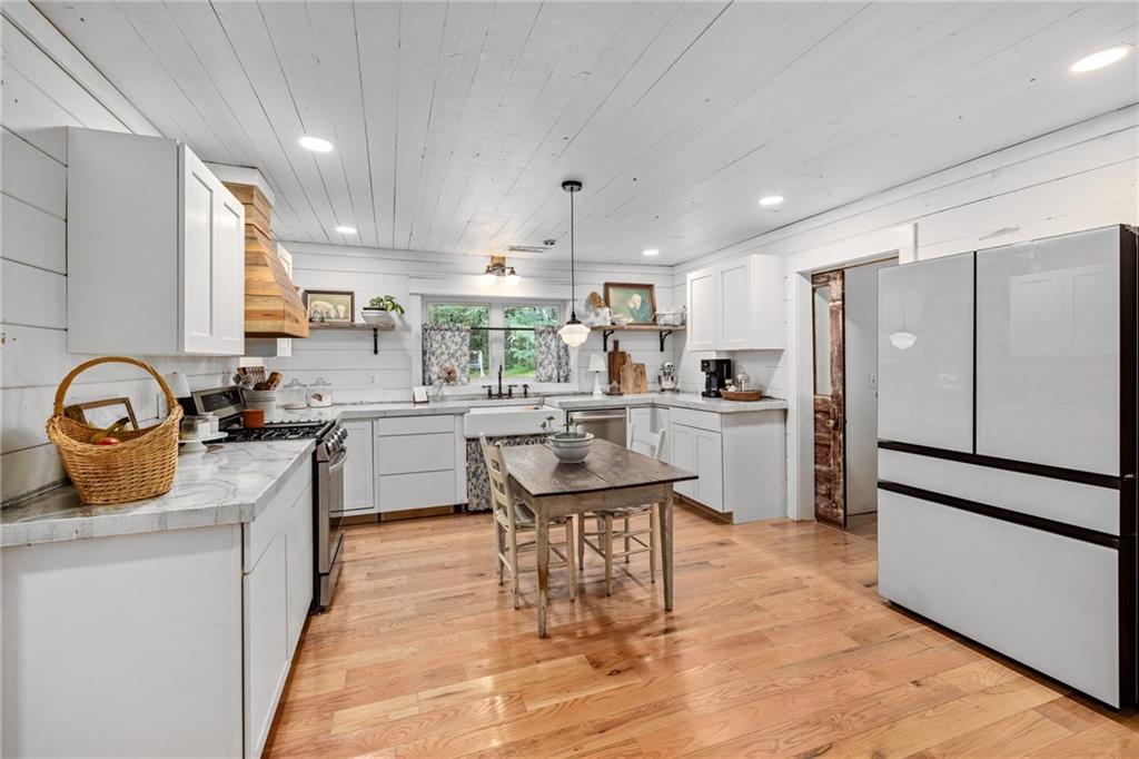 385 Amy's Road Clarkesville, GA 30523 - Photo 15 of 57 a kitchen with granite countertop a refrigerator stove top oven and sink
