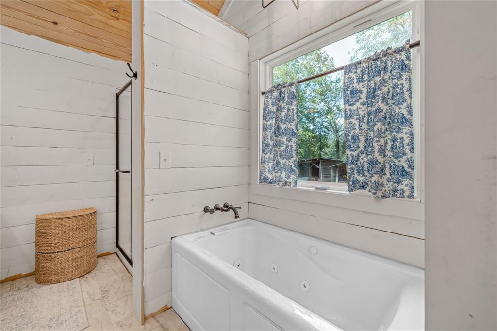 385 Amy's Road Clarkesville, GA 30523 - Photo 25 of 57 a bathroom with a bathtub and window