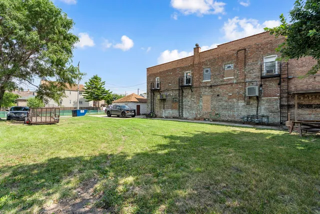 a view of a back yard
