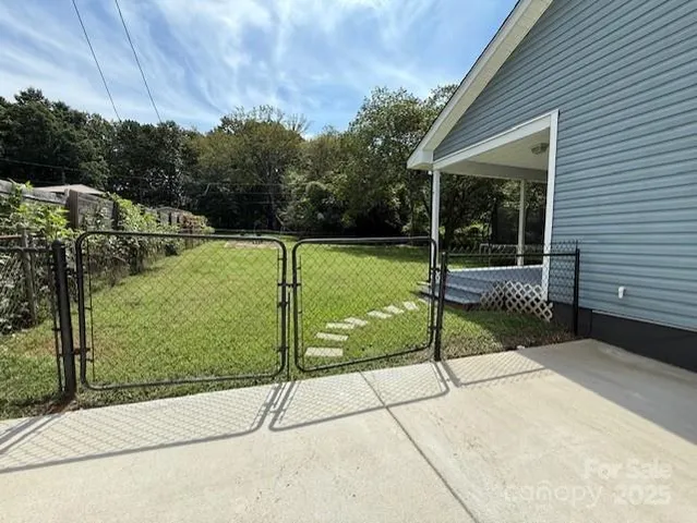 a view of a backyard