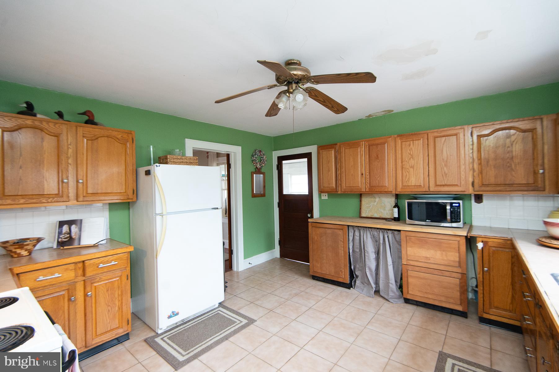 3755 Sunnyside Road East New Market, MD 21631 - Photo 13 of 37 a kitchen with stainless steel appliances granite countertop a refrigerator a stove a sink and a microwave