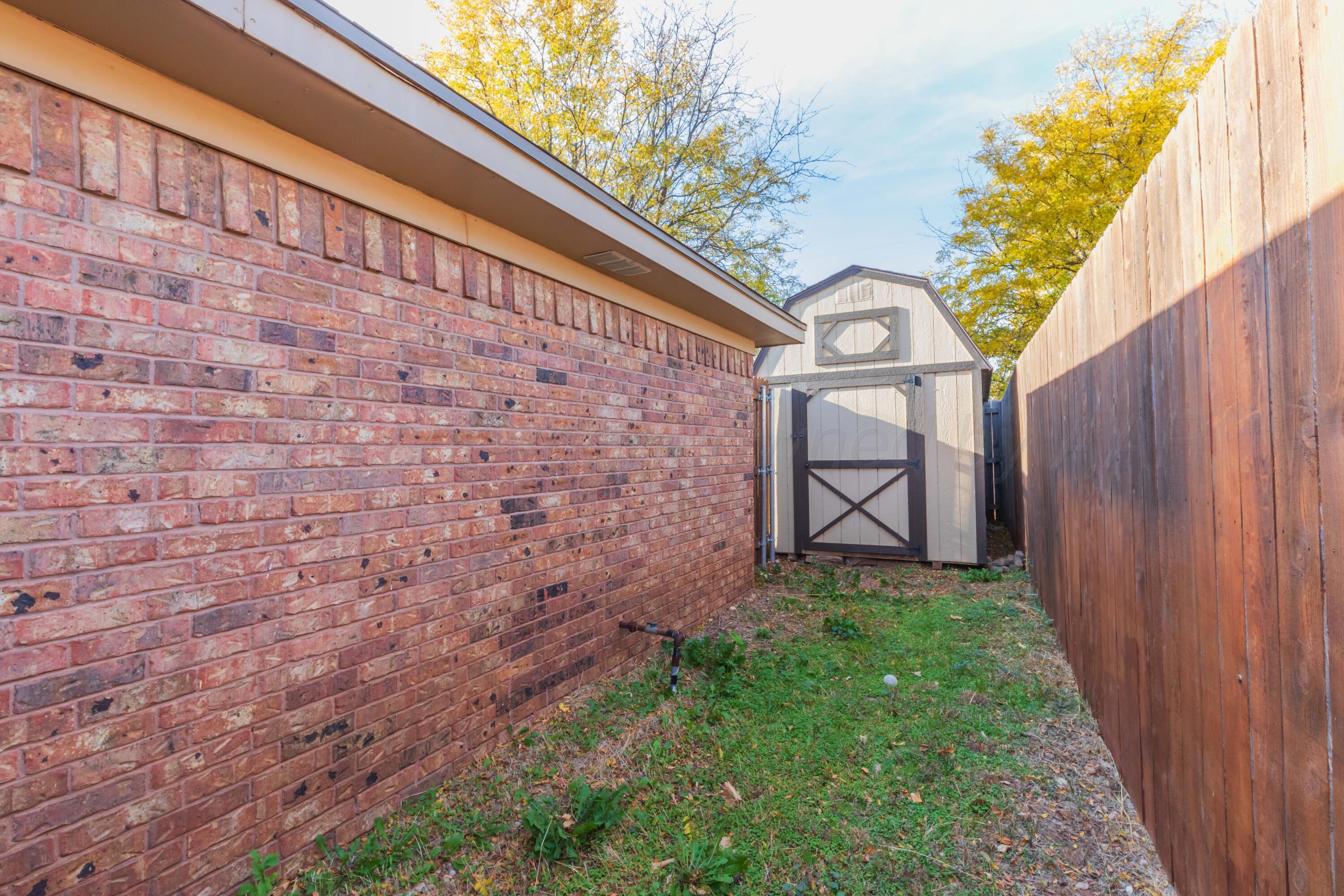 7805 Farrell Drive Amarillo, TX 79121 - Photo 19 of 20 a view of a back yard of the house