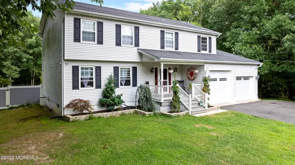 a view of a house with backyard