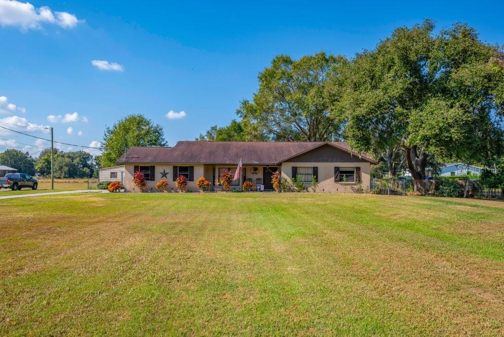 5301 Coronet Road Plant City, FL 33566 - Photo 37 of 38 a front view of a house with yard and green space