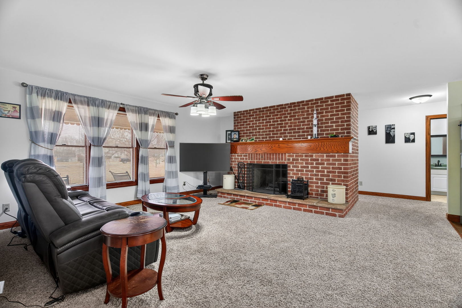1707 North 2479th Road Ottawa, IL 61350 - Photo 3 of 30 a living room with furniture