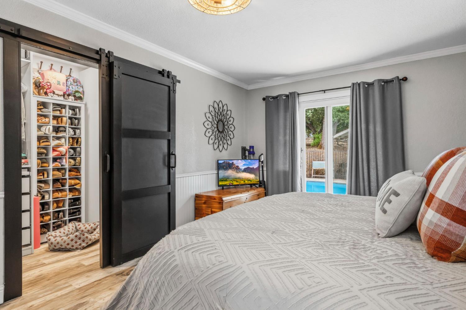 11460 Racetrack Road Sonora, CA 95370 - Photo 22 of 46 a bedroom with a bed and wooden floor