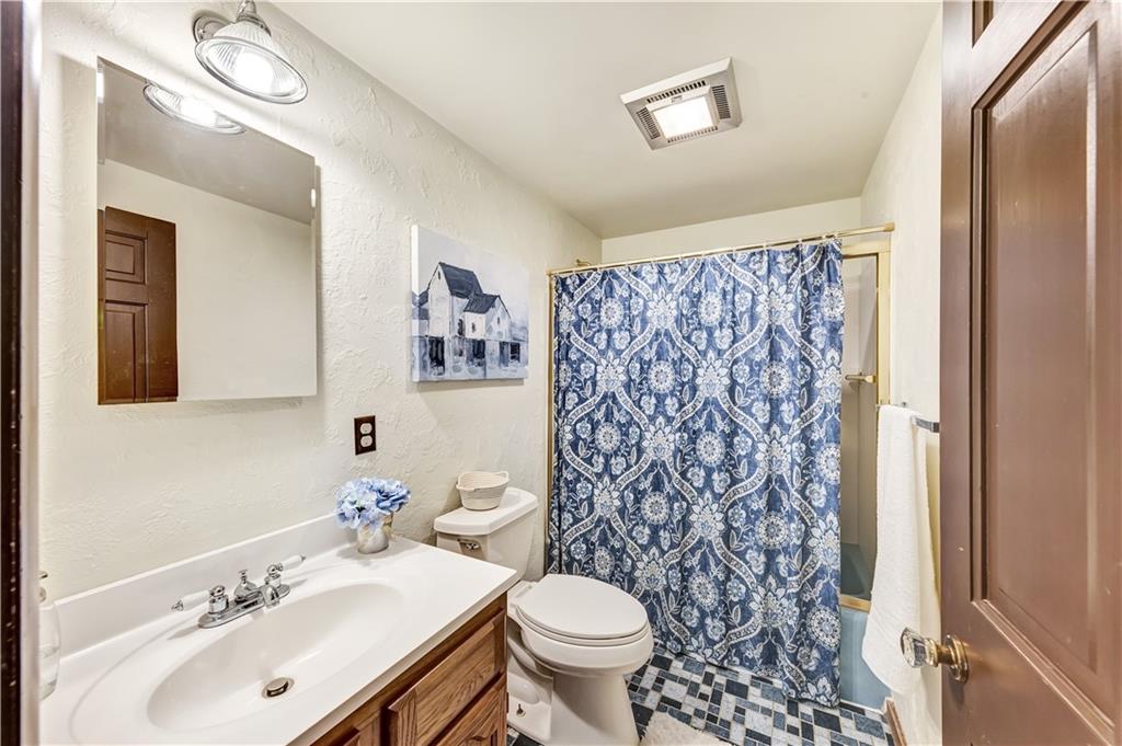 430 Holyoke Road Butler, PA 16001 - Photo 7 of 25 Main level full bath
