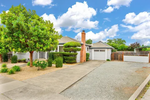 $825,000 | 233 Dechene Avenue, Sonoma, CA 95476