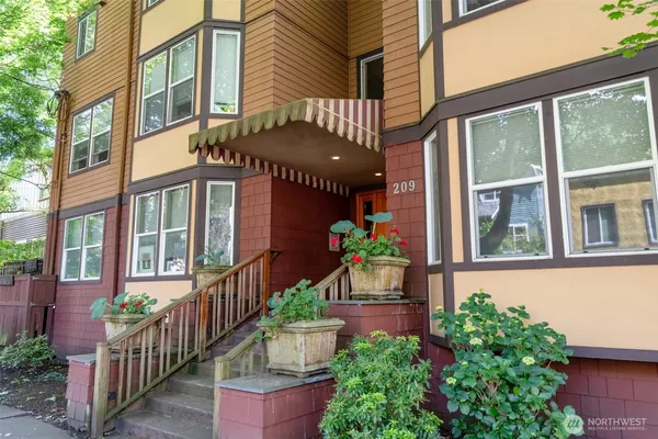 $375,000 | 209 North 39th Street, Unit 304, Seattle, WA 98103