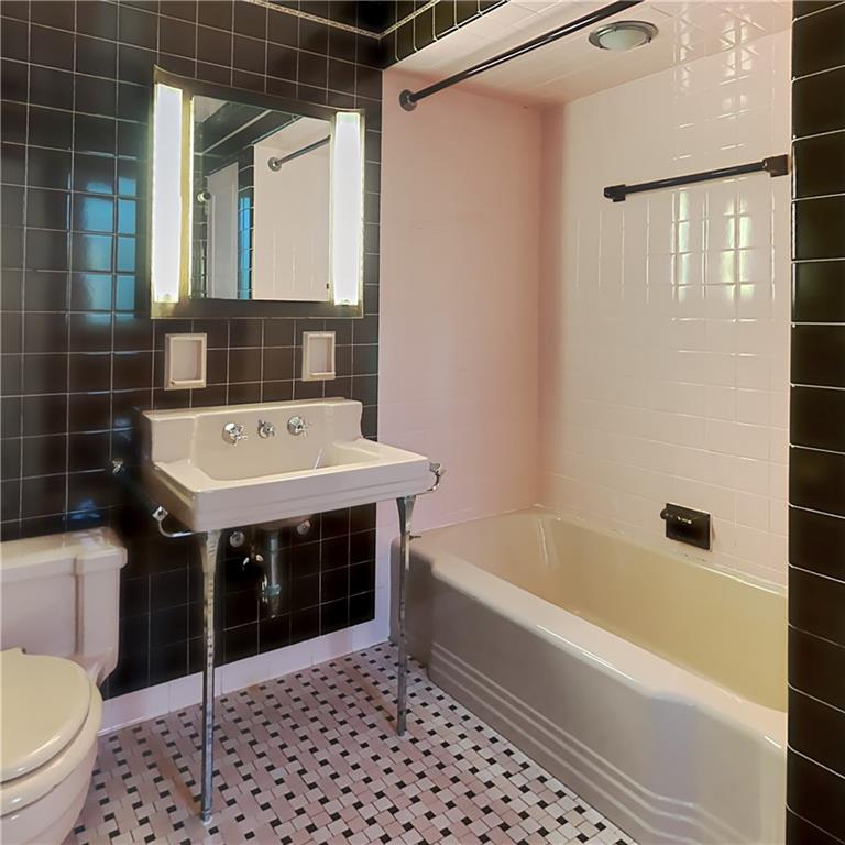 51 Newgate Road Pittsburgh, PA 15202 - Photo 9 of 25 Master Bath