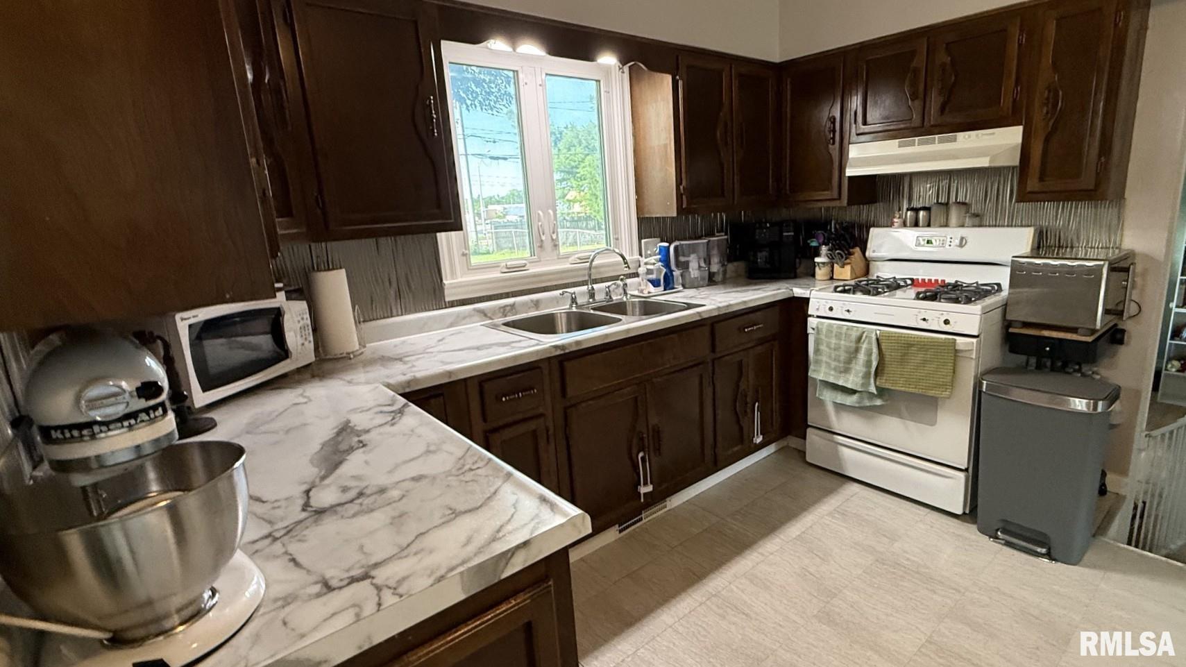 69 Nottingham Road Springfield, IL 62704 - Photo 9 of 17