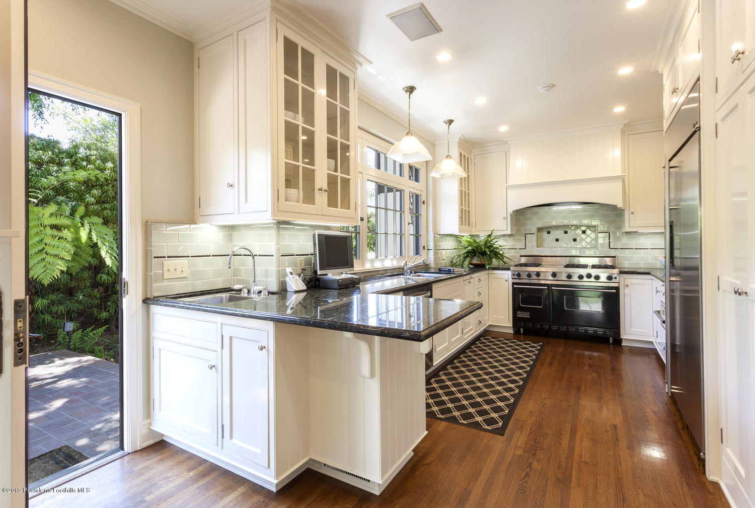 884 South Arroyo Boulevard Pasadena, CA 91105 - Photo 12 of 33 41