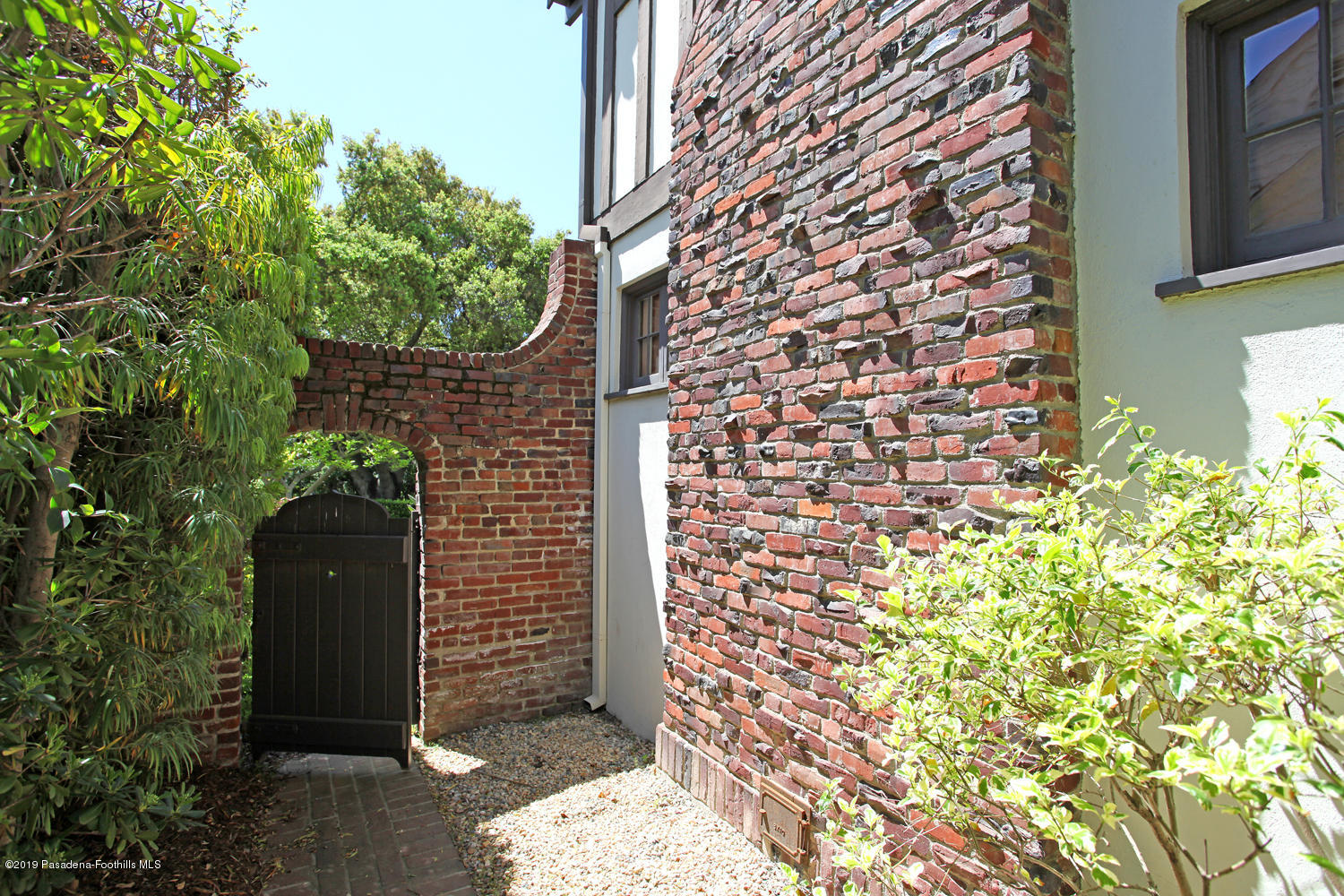 884 South Arroyo Boulevard Pasadena, CA 91105 - Photo 27 of 33 46