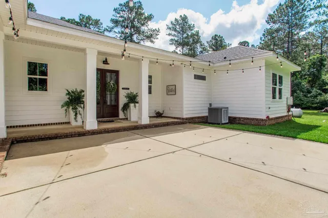 a view of a house with backyard