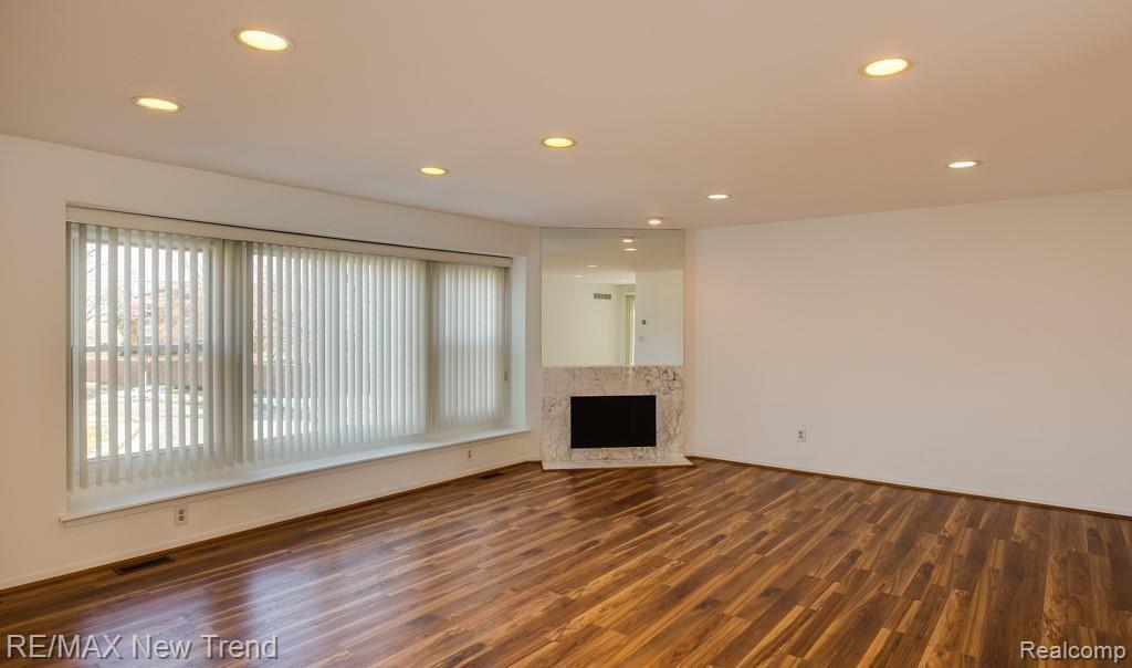 6335 Aspen Ridge Boulevard West Bloomfield, MI 48322 - Photo 4 of 15