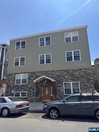 $3,100 | 238-240 Maple Street, Unit 303, Kearny, NJ 07032
