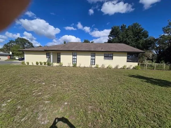 a view of a yard in front of the house