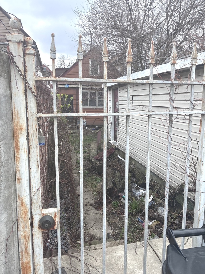 2016 West 51st Street Chicago, IL 60609 - Photo 13 of 14 a view of a large building