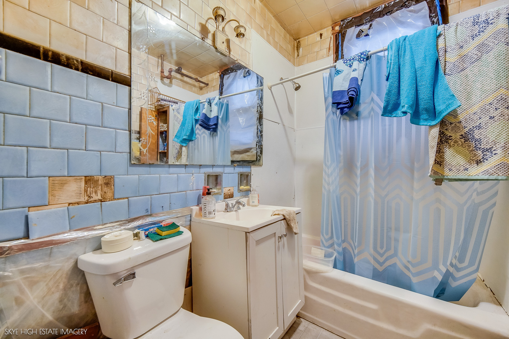 2016 West 51st Street Chicago, IL 60609 - Photo 6 of 14 a bathroom with a sink toilet and shower