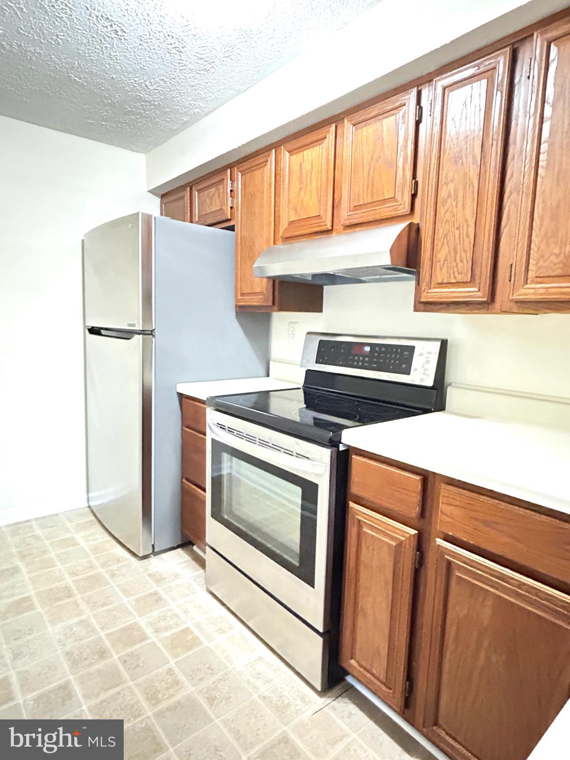 803 J Stratford Way, Unit 1100J Frederick, MD 21701 - Photo 6 of 16 a kitchen with a stove and a microwave