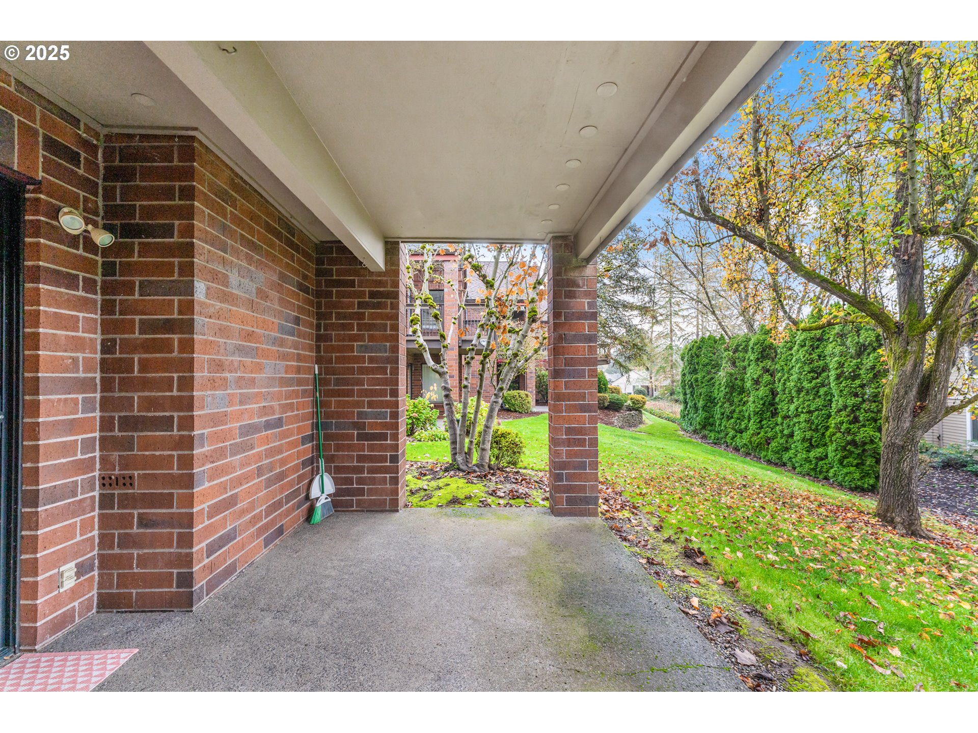 15514 Southwest 114th Court, Unit 61 Tigard, OR 97224 - Photo 23 of 35 a view of entryway with garden