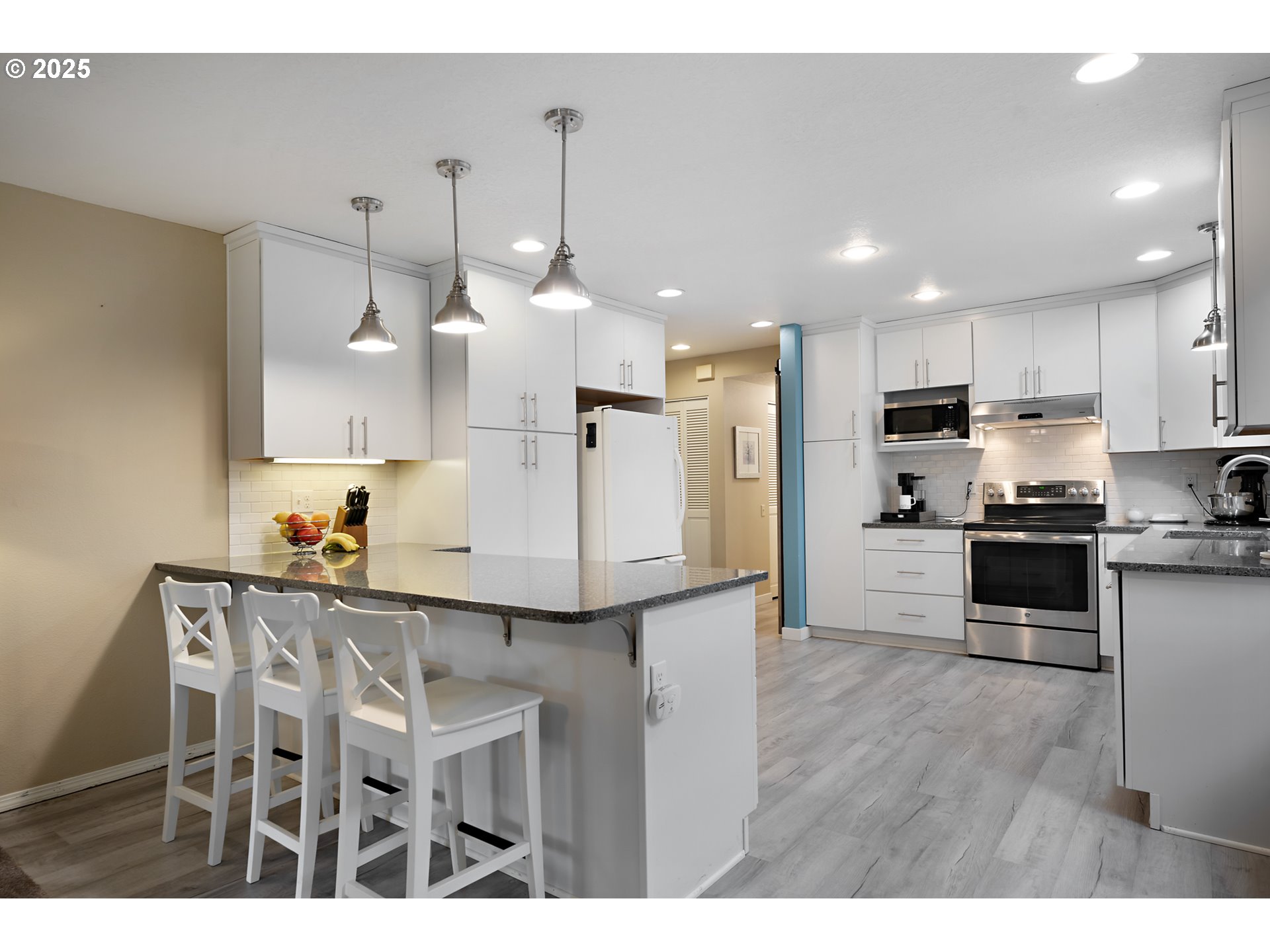 15514 Southwest 114th Court, Unit 61 Tigard, OR 97224 - Photo 9 of 35 a kitchen with a table chairs refrigerator and microwave