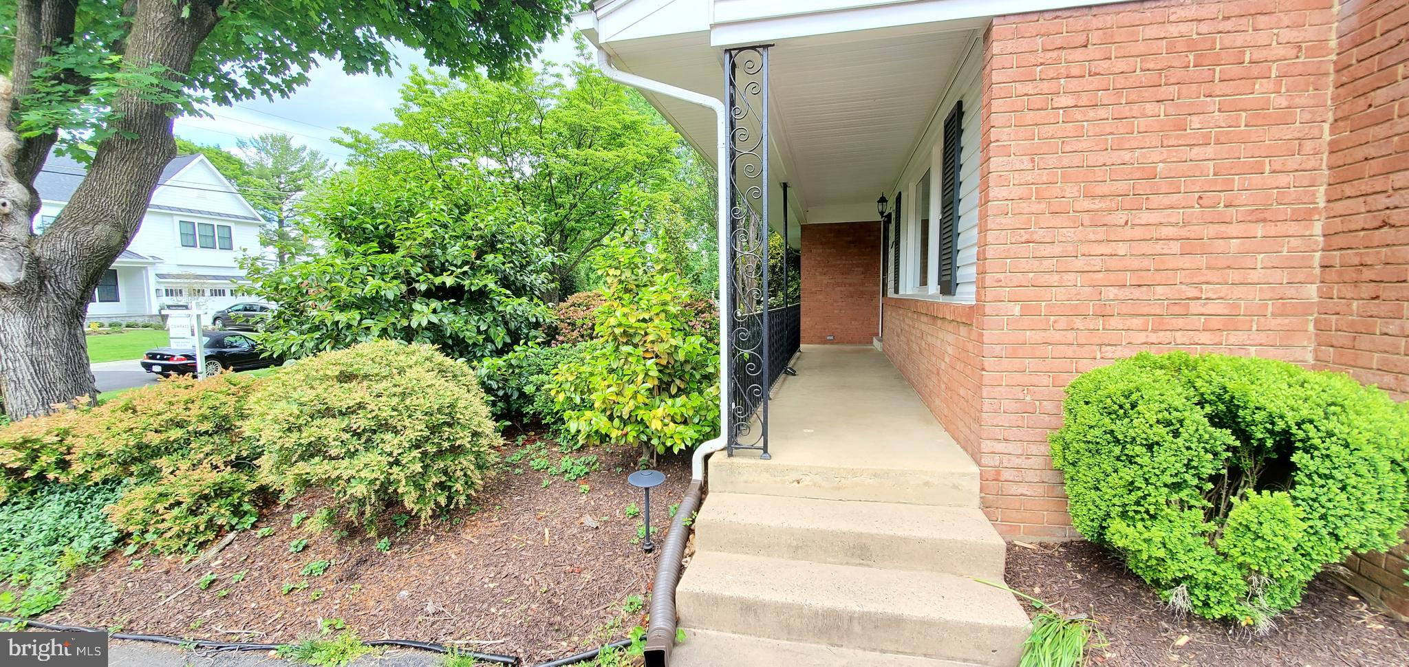 1533 Sinclair Drive McLean, VA 22101 - Photo 4 of 42 Covered entry corridor in the front