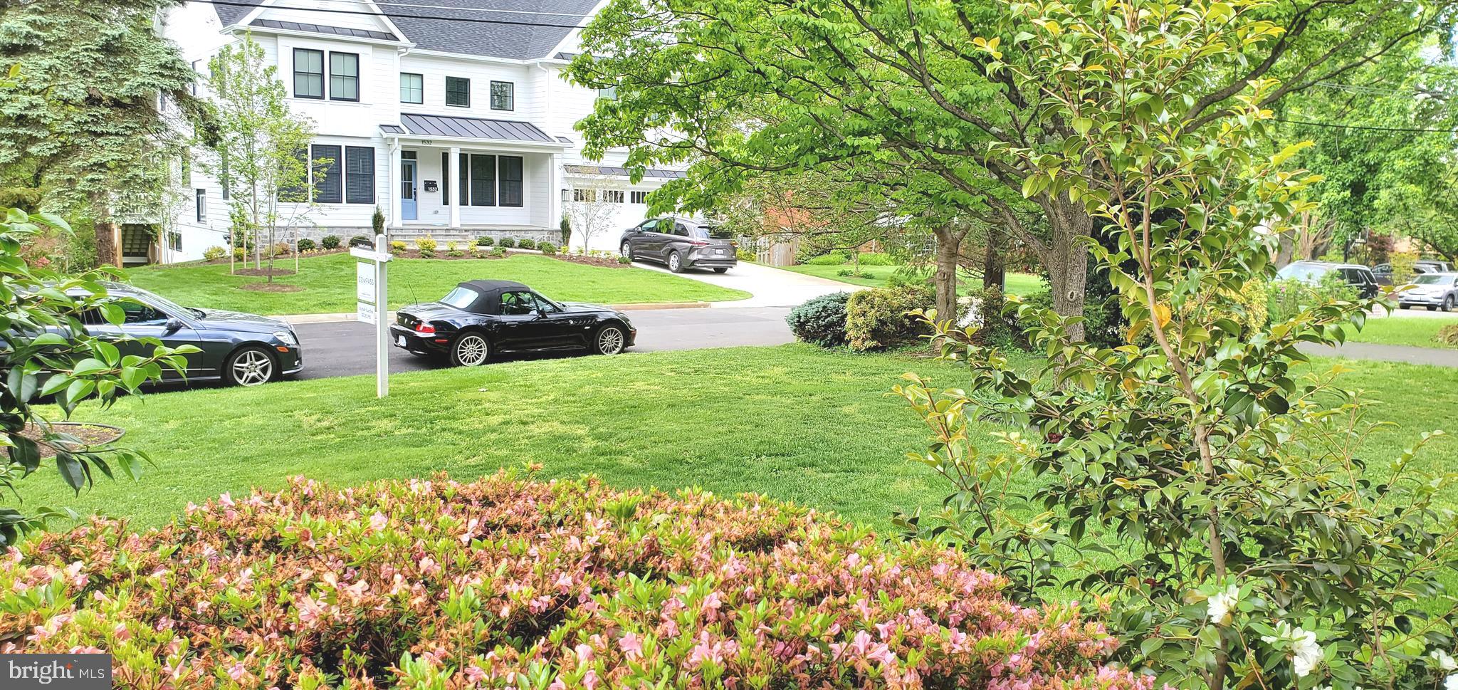 1533 Sinclair Drive McLean, VA 22101 - Photo 5 of 42 Pretty landscaped front yard