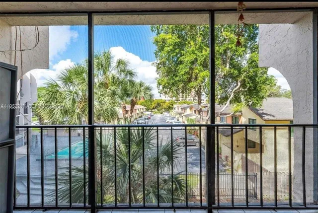 $2,300 | 9678 Fontainebleau Boulevard, Unit 308, Miami, FL 33172