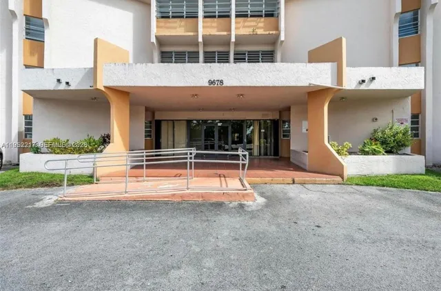 $2,300 | 9678 Fontainebleau Boulevard, Unit 308, Miami, FL 33172