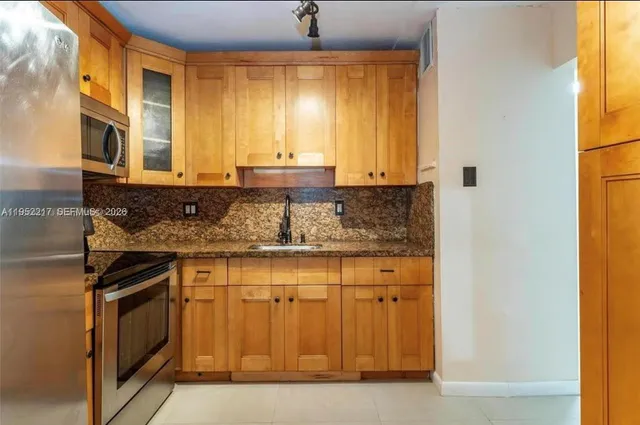 $2,300 | 9678 Fontainebleau Boulevard, Unit 308, Miami, FL 33172