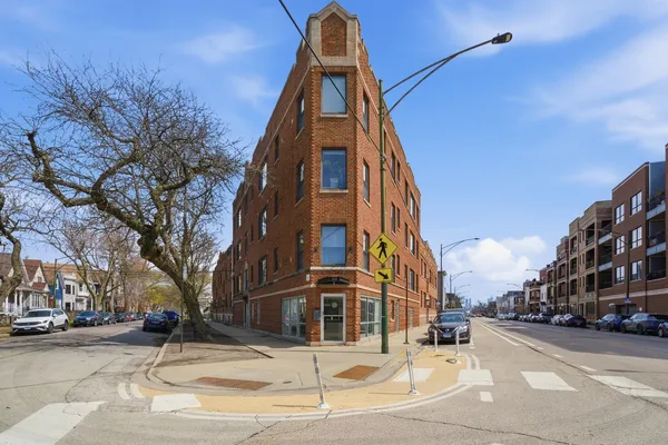 $1,975 | 2245 West Barry Avenue, Unit 3C, Chicago, IL 60618