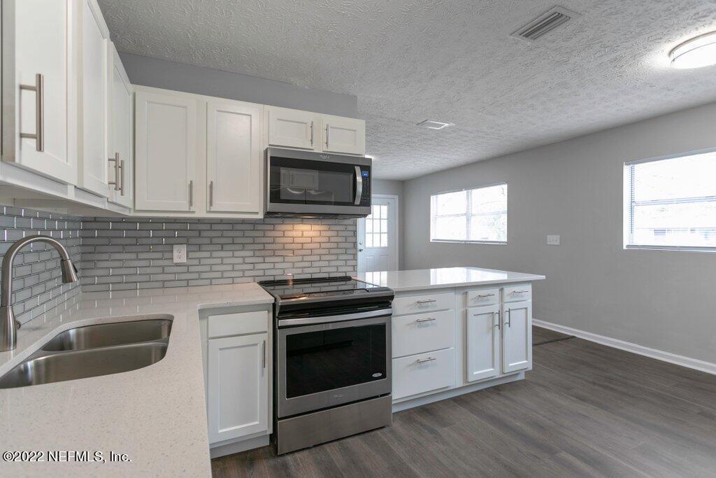 8538 Oak Leaf Road Jacksonville, FL 32208 - Photo 7 of 24 8538 Oak Leaf Rd (8).jpg-SMALL