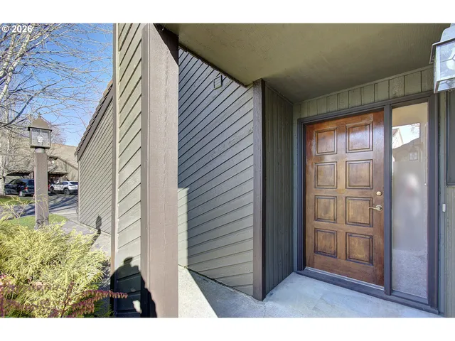 a view of entryway and kitchen