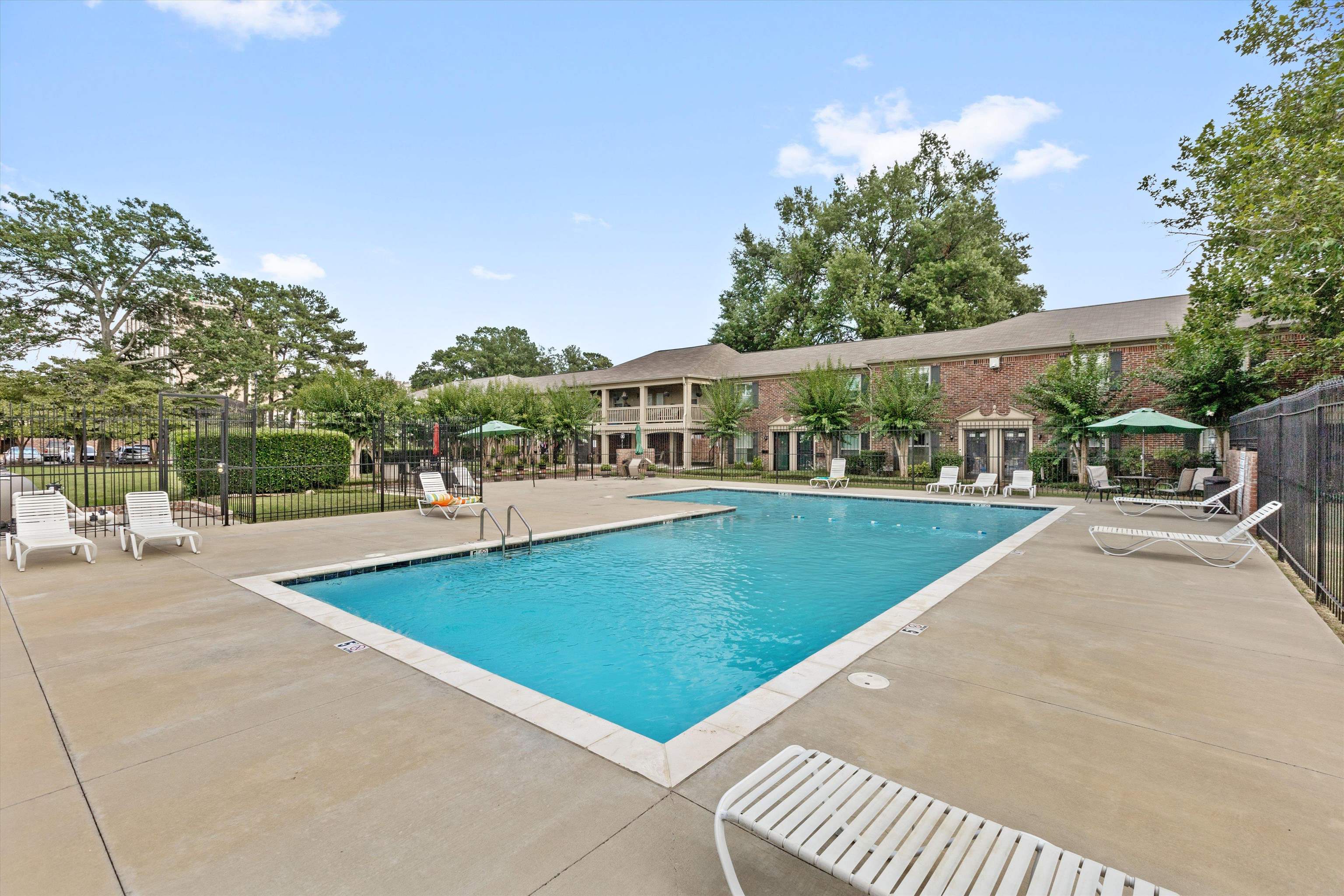 1184 Lynnfield Road, Unit 1 Memphis, TN 38119 - Photo 24 of 28 Enjoy the access to the gated, saltwater pool!