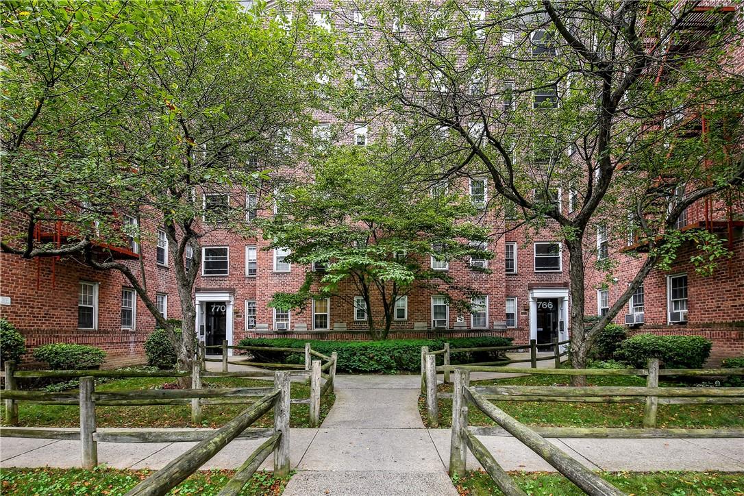Beautifully landscaped complex with plenty of greenspace