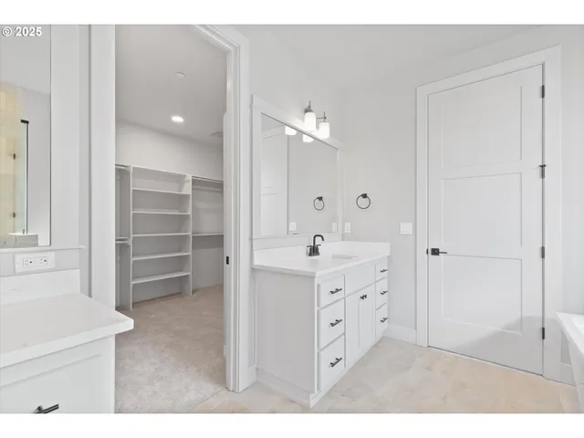 $759,938 | 14194 Southeast Iseli Lane, Clackamas, OR 97015