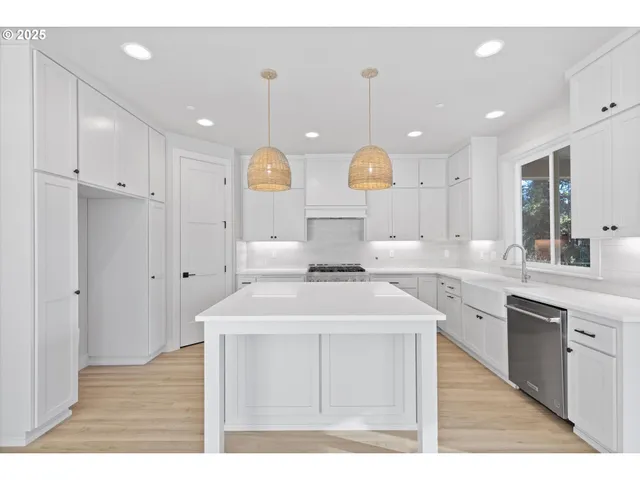 $759,938 | 14194 Southeast Iseli Lane, Clackamas, OR 97015