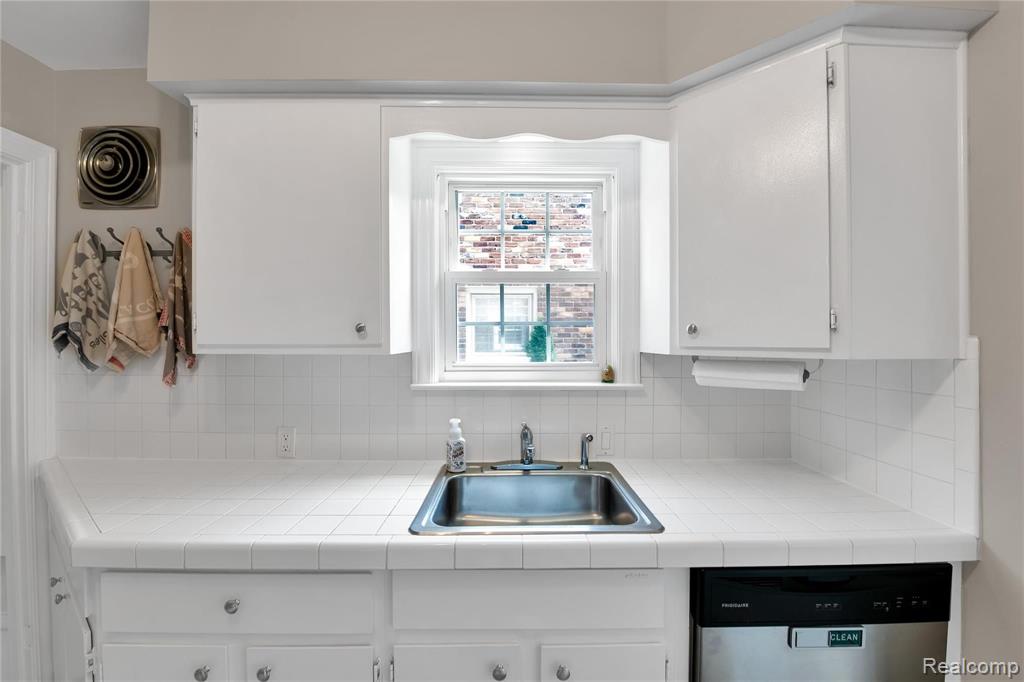 467 Touraine Road Grosse Pointe Farms, MI 48236 - Photo 12 of 25
