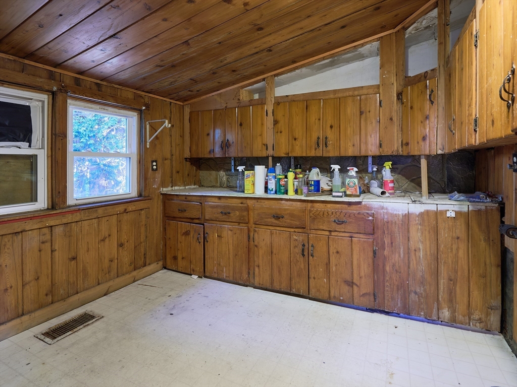 25 Stoneham Road Worcester, MA 01604 - Photo 5 of 22 Gallery Image 5