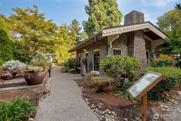 $2,300 | 1311 12th Avenue South, Unit D202, Seattle, WA 98144