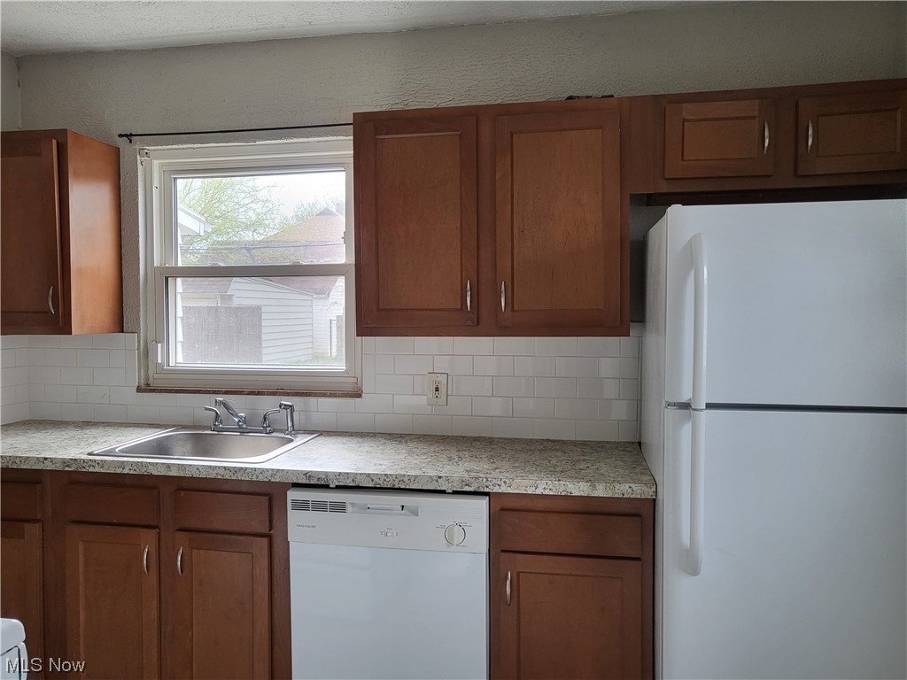 6146 Kelsey Road Cleveland, OH 44129 - Photo 3 of 26