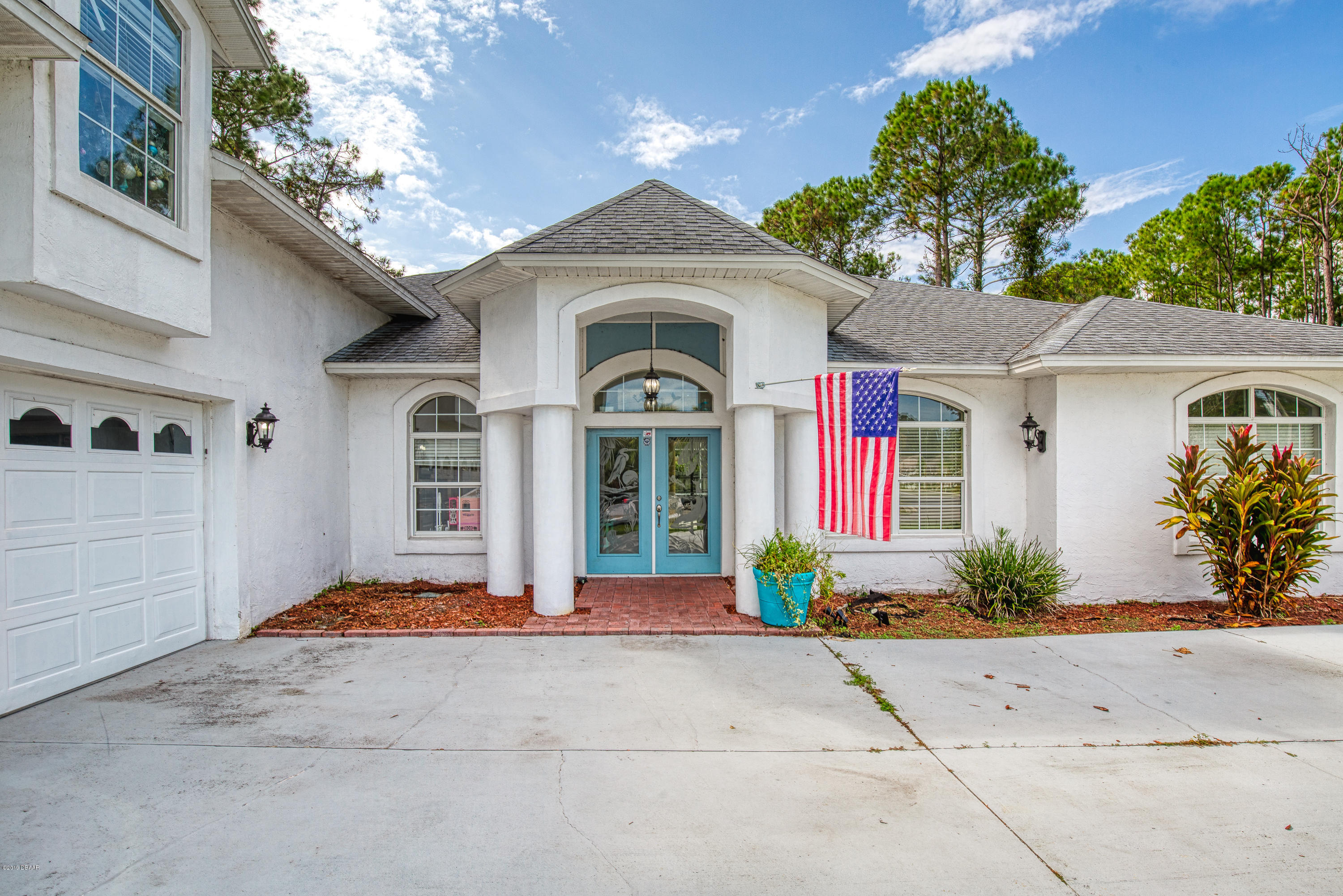 36 Pine Tree Drive Palm Coast, FL 32164 - Photo 3 of 52 a front view of a house