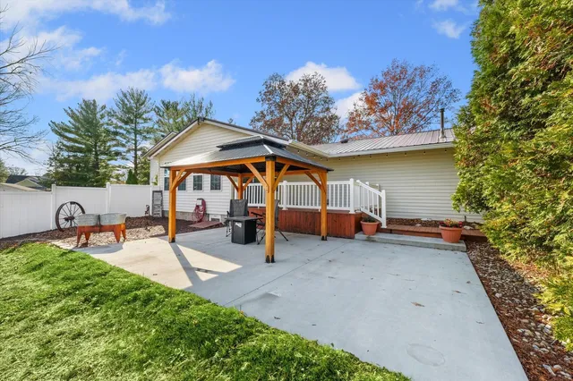 a black and white photo of a living room