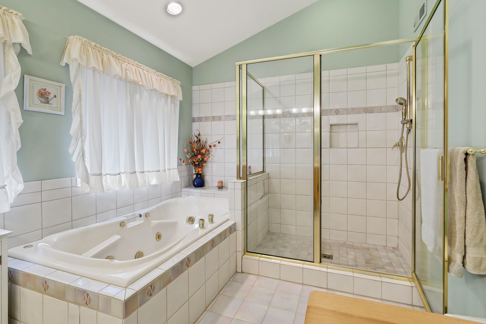 65764 Tweed Road Bend, OR 97703 - Photo 40 of 54 Master bathroom