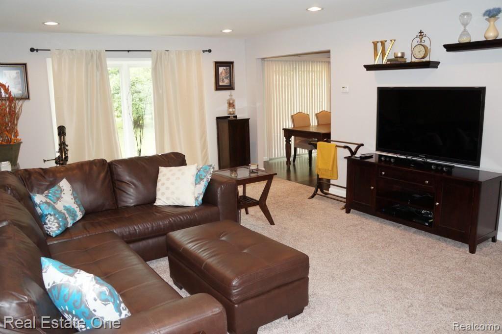 696 Baker Street Rochester, MI 48307 - Photo 4 of 22 DSC01302.jpg